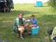 Při snídani v trávě Petr Knap OK1AKI, Martina Kobrlová 
	a v pozadí Vláďa Ferles